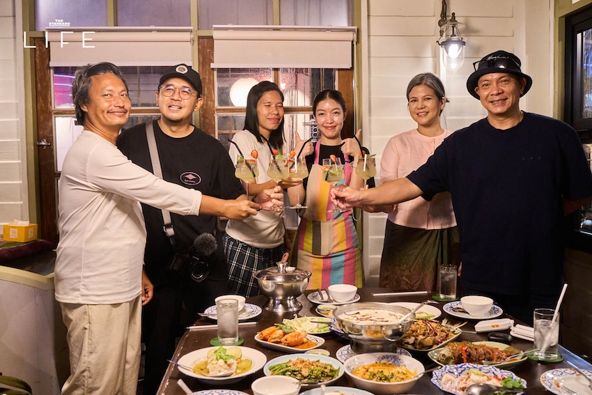 ภาพสุราชุมชนไทยหลากหลายชนิดจัดวางคู่กับวัตถุดิบและบรรยากาศการท่องเที่ยววิถีถิ่น 13