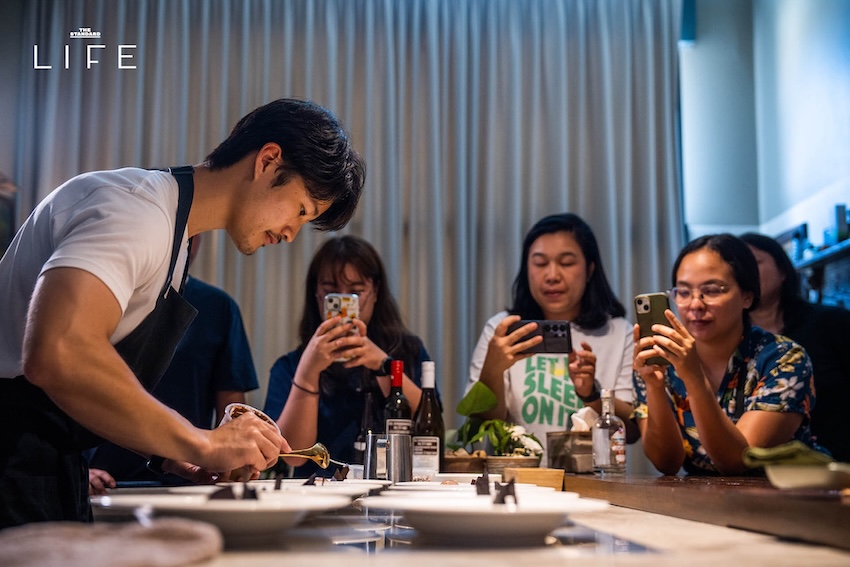 ภาพสุราชุมชนไทยหลากหลายชนิดจัดวางคู่กับวัตถุดิบและบรรยากาศการท่องเที่ยววิถีถิ่น 18