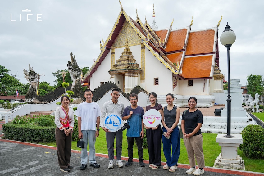 ภาพสุราชุมชนไทยหลากหลายชนิดจัดวางคู่กับวัตถุดิบและบรรยากาศการท่องเที่ยววิถีถิ่น 4