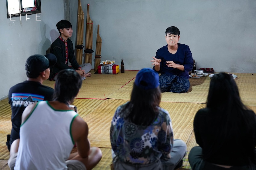 ภาพสุราชุมชนไทยหลากหลายชนิดจัดวางคู่กับวัตถุดิบและบรรยากาศการท่องเที่ยววิถีถิ่น 8