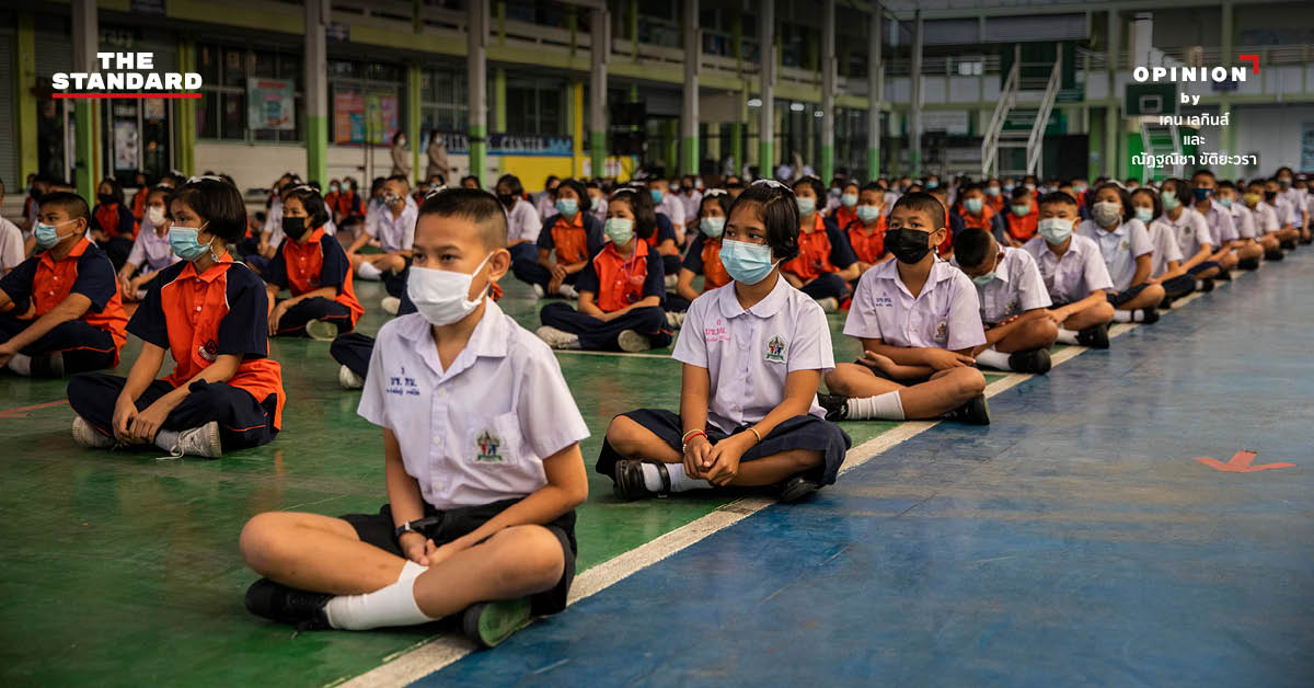 แฟ้มภาพ: นักเรียนไทยสวมหน้ากากอนามัยนั่งเว้นระยะห่างในห้องเรียน
