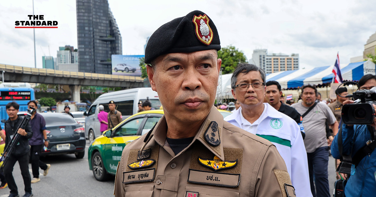ภาพนักเรียนชายในชุดนักเรียนกำลังรุมทำร้ายเพื่อนร่วมโรงเรียน