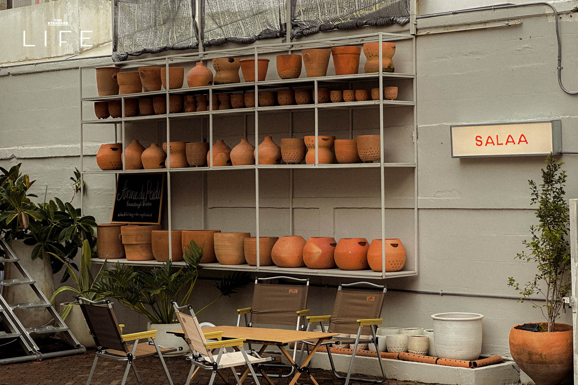 ภาพ SALAA Craftsman Yard เวิ้งใหม่ในซอยปรีดีพนมยงค์ 15 ที่รวมร้านกาแฟ บาร์มัทฉะ ร้านซาวโดวจ์ และสตูดิโอออกแบบ 1