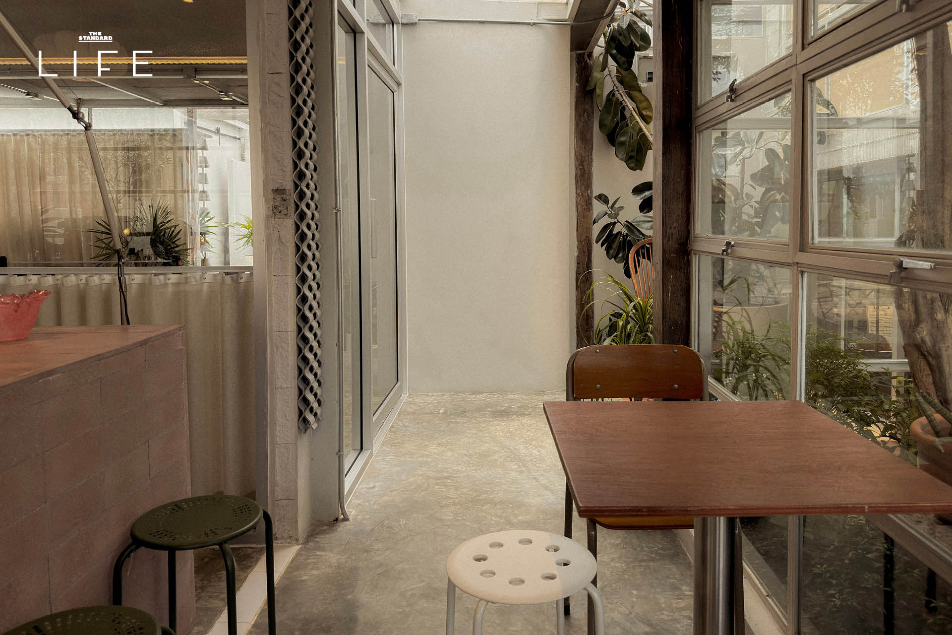 ภาพ SALAA Craftsman Yard เวิ้งใหม่ในซอยปรีดีพนมยงค์ 15 ที่รวมร้านกาแฟ บาร์มัทฉะ ร้านซาวโดวจ์ และสตูดิโอออกแบบ 9
