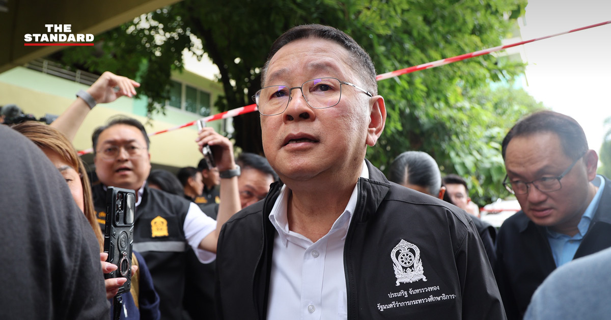 เจ้าหน้าที่ตำรวจและเจ้าหน้าที่พิสูจน์หลักฐานตรวจสอบที่เกิดเหตุภายในโรงเรียน