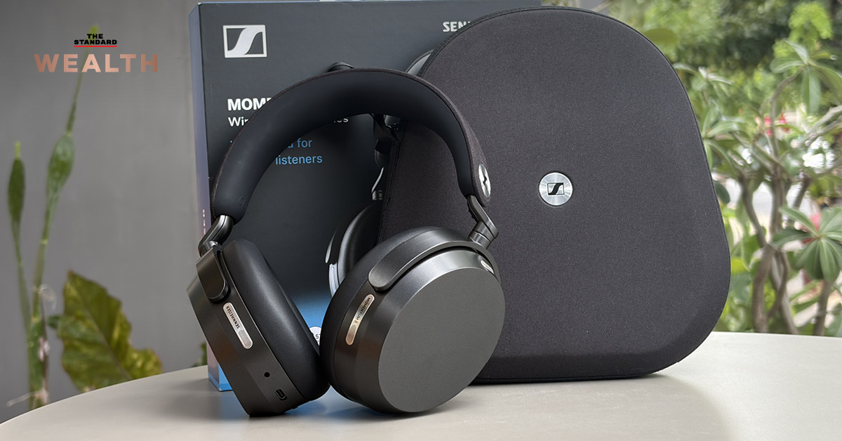 หูฟัง Sennheiser MOMENTUM 5 Wireless สีดำวางอยู่บนพื้นผิวเรียบ