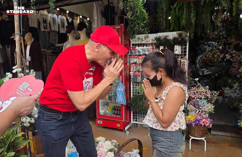 ซิกเว่ เบรกเก้ ประธานคณะผู้บริหารกลุ่มทรู กำลังพูดคุยกับลูกค้าในกิจกรรม True Customer Day 3