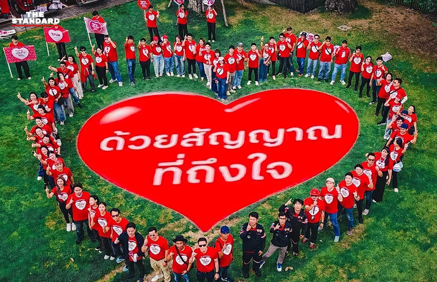 ซิกเว่ เบรกเก้ ประธานคณะผู้บริหารกลุ่มทรู กำลังพูดคุยกับลูกค้าในกิจกรรม True Customer Day 7