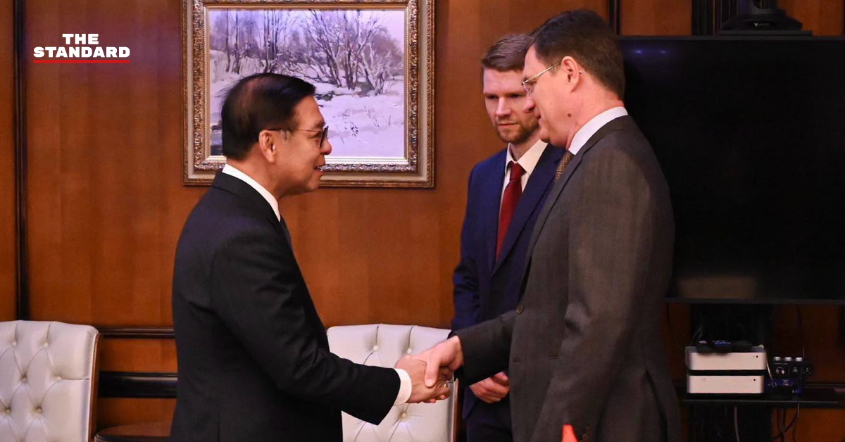 สีหศักดิ์ พวงเกตุแก้ว รองนายกรัฐมนตรีและรัฐมนตรีว่าการกระทรวงการต่างประเทศ กำลังหารือกับ อเล็กซานเดอร์ โนวัค รองนายกรัฐมนตรีรัสเซีย