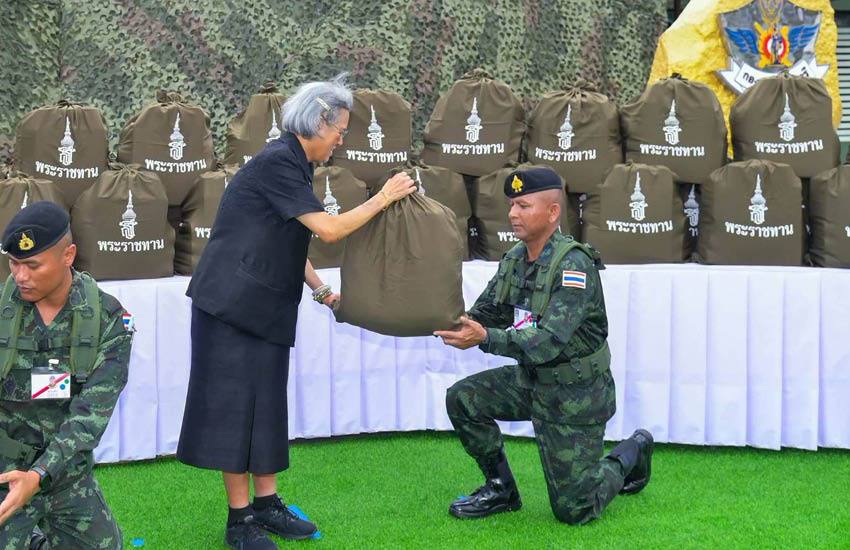 สมเด็จพระกนิษฐาธิราชเจ้า กรมสมเด็จพระเทพรัตนราชสุดาฯ สยามบรมราชกุมารี ทรงเยี่ยมกองกำลังสุรนารี 1