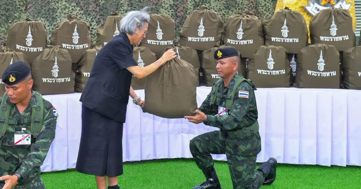 สมเด็จพระกนิษฐาธิราชเจ้า กรมสมเด็จพระเทพรัตนราชสุดาฯ สยามบรมราชกุมารี ทรงเยี่ยมกองกำลังสุรนารี