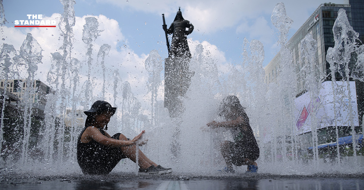 ประชาชนเกาหลีใต้เดินบนถนนท่ามกลางคลื่นความร้อนสูงในกรุงโซล