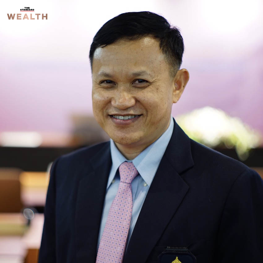 ภาพประกอบแสดงธงชาติไทยผสมผสานกับเทคโนโลยีสื่อสารดาวเทียม และรูปบุคคล 2 ท่าน 1