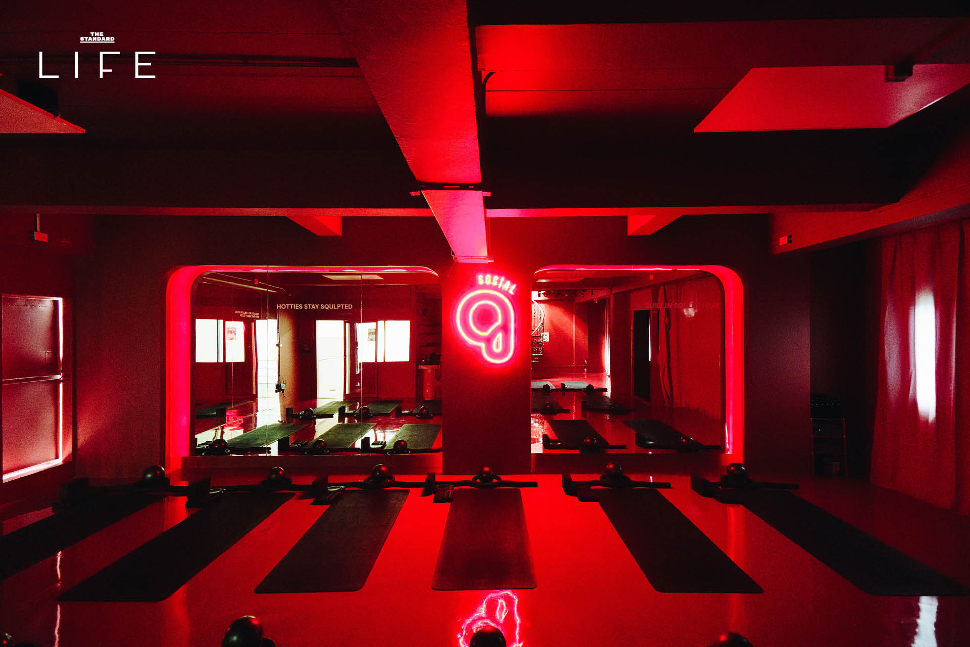 ภาพบรรยากาศในสตูดิโอ SQULPT SOCIAL ห้องสีแดงจัดจ้านสำหรับการออกกำลังกาย Mat Workout ด้วย Infrared Heat Therapy อุณหภูมิ 40 องศา 1