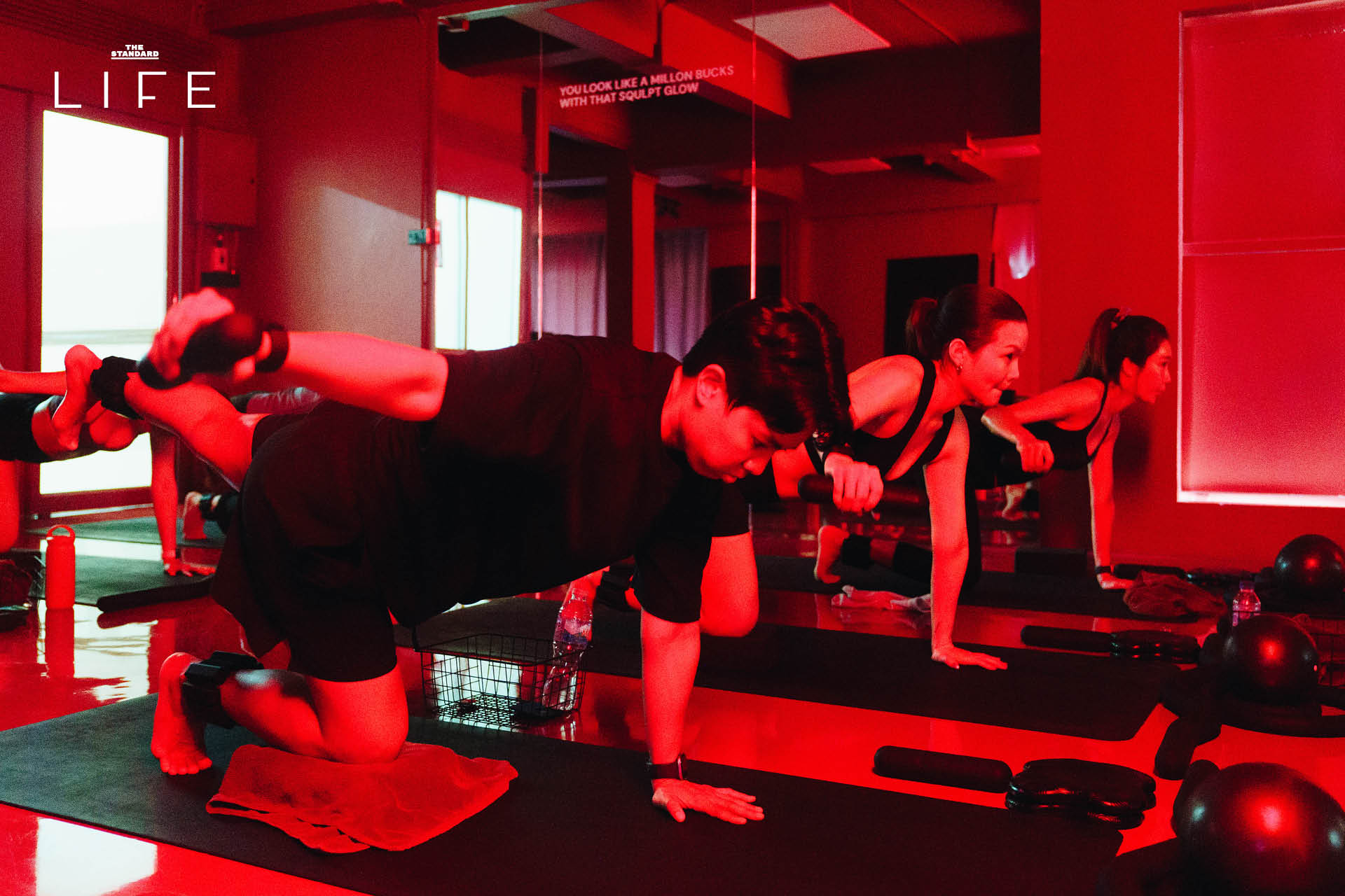 ภาพบรรยากาศในสตูดิโอ SQULPT SOCIAL ห้องสีแดงจัดจ้านสำหรับการออกกำลังกาย Mat Workout ด้วย Infrared Heat Therapy อุณหภูมิ 40 องศา 12