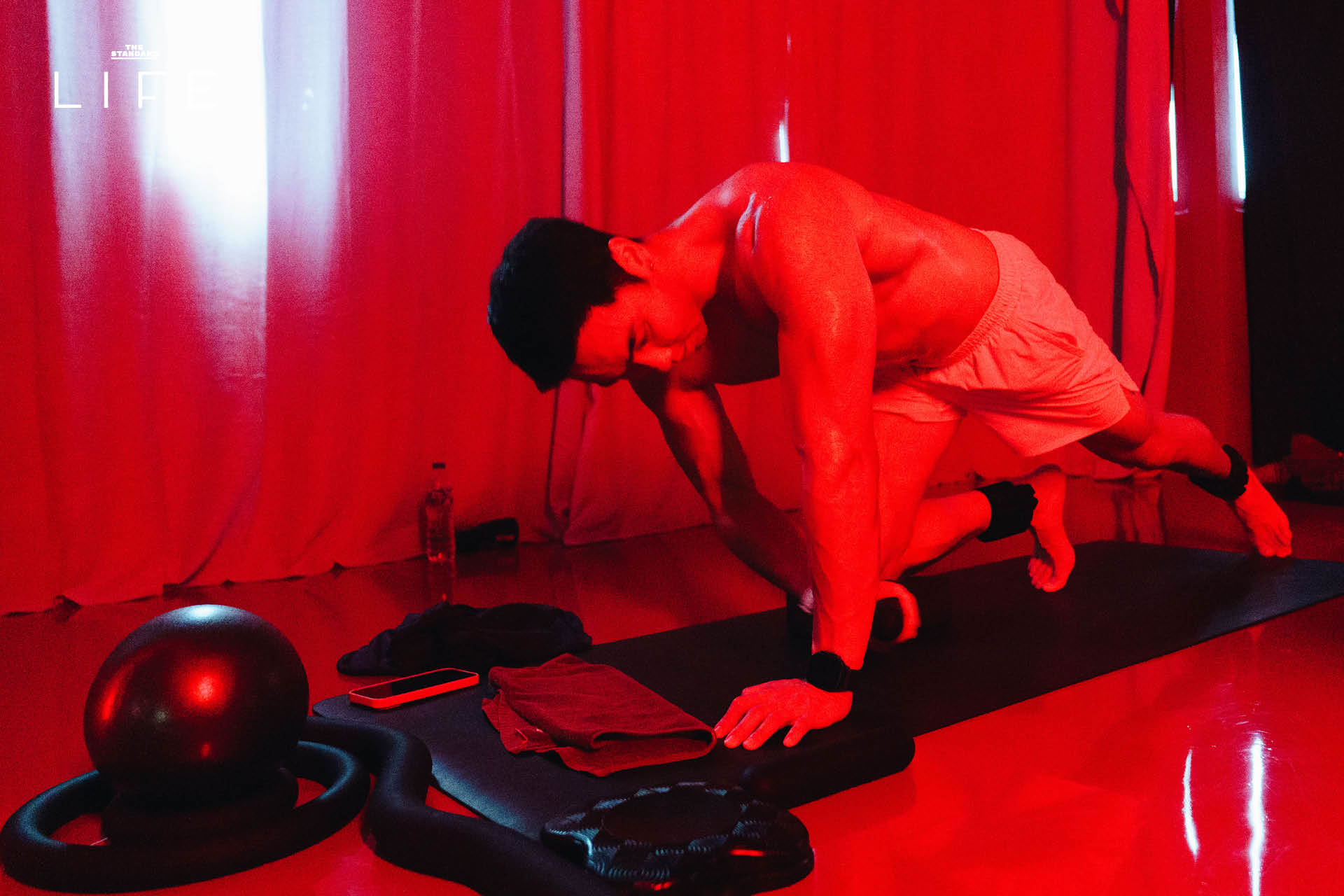 ภาพบรรยากาศในสตูดิโอ SQULPT SOCIAL ห้องสีแดงจัดจ้านสำหรับการออกกำลังกาย Mat Workout ด้วย Infrared Heat Therapy อุณหภูมิ 40 องศา 14