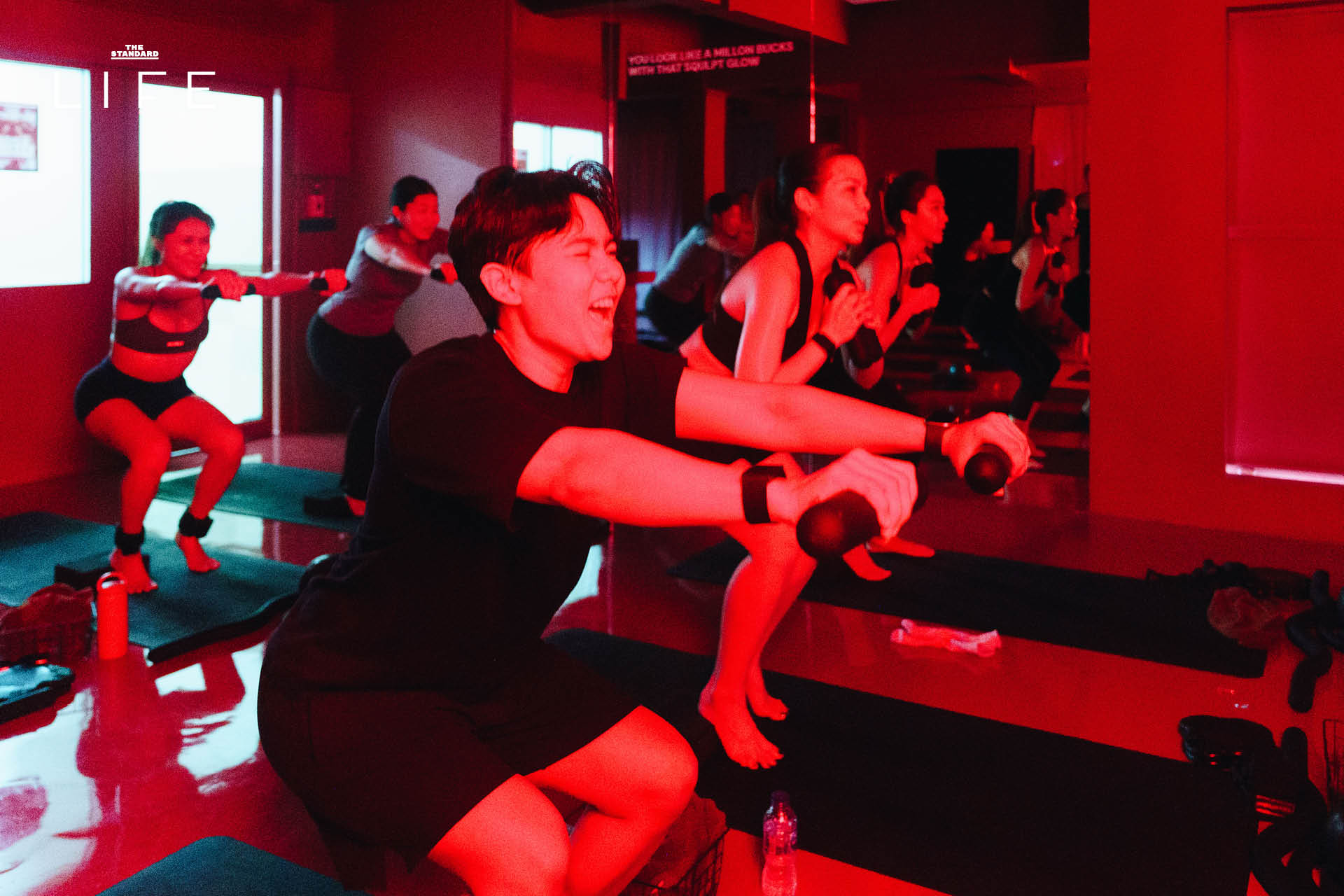 ภาพบรรยากาศในสตูดิโอ SQULPT SOCIAL ห้องสีแดงจัดจ้านสำหรับการออกกำลังกาย Mat Workout ด้วย Infrared Heat Therapy อุณหภูมิ 40 องศา 16