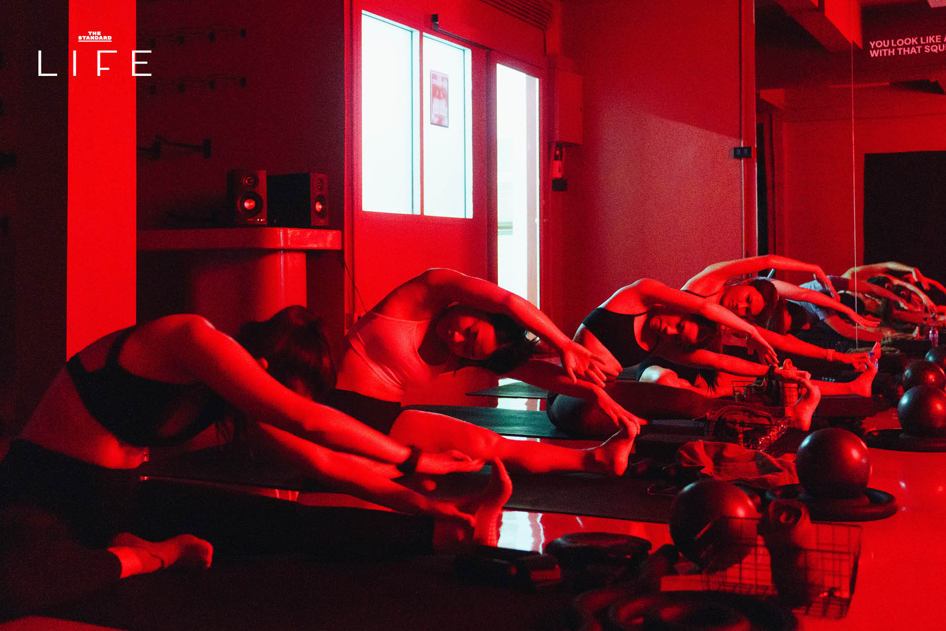ภาพบรรยากาศในสตูดิโอ SQULPT SOCIAL ห้องสีแดงจัดจ้านสำหรับการออกกำลังกาย Mat Workout ด้วย Infrared Heat Therapy อุณหภูมิ 40 องศา 18