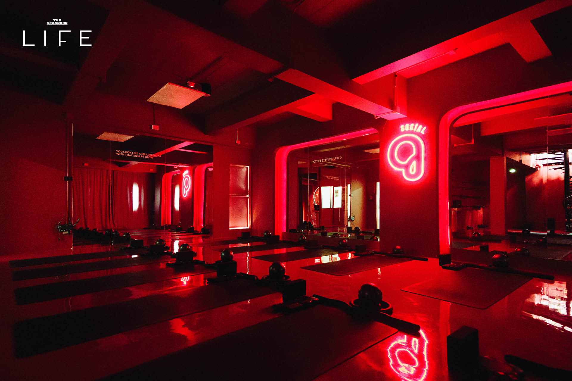 ภาพบรรยากาศในสตูดิโอ SQULPT SOCIAL ห้องสีแดงจัดจ้านสำหรับการออกกำลังกาย Mat Workout ด้วย Infrared Heat Therapy อุณหภูมิ 40 องศา 2