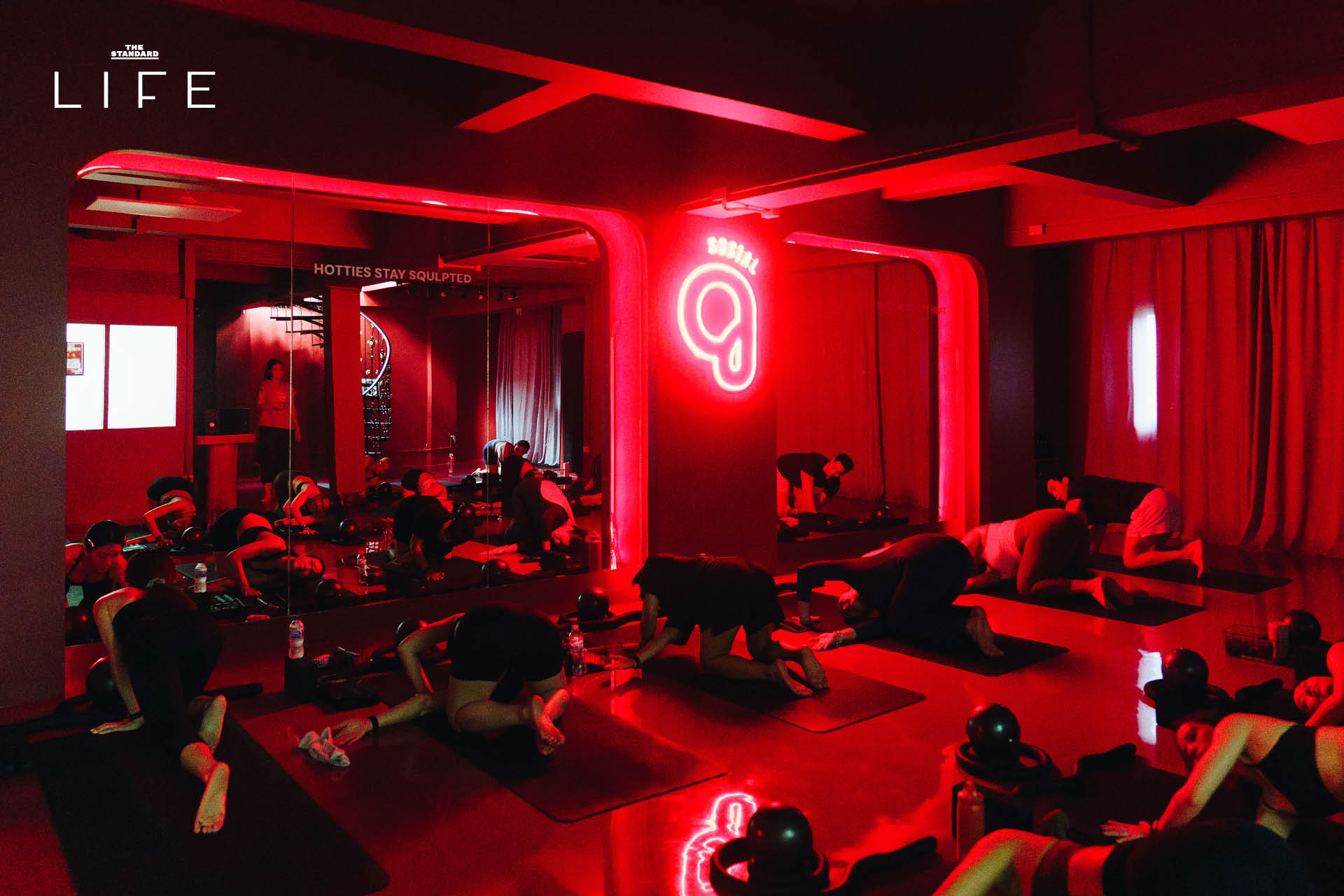 ภาพบรรยากาศในสตูดิโอ SQULPT SOCIAL ห้องสีแดงจัดจ้านสำหรับการออกกำลังกาย Mat Workout ด้วย Infrared Heat Therapy อุณหภูมิ 40 องศา 3