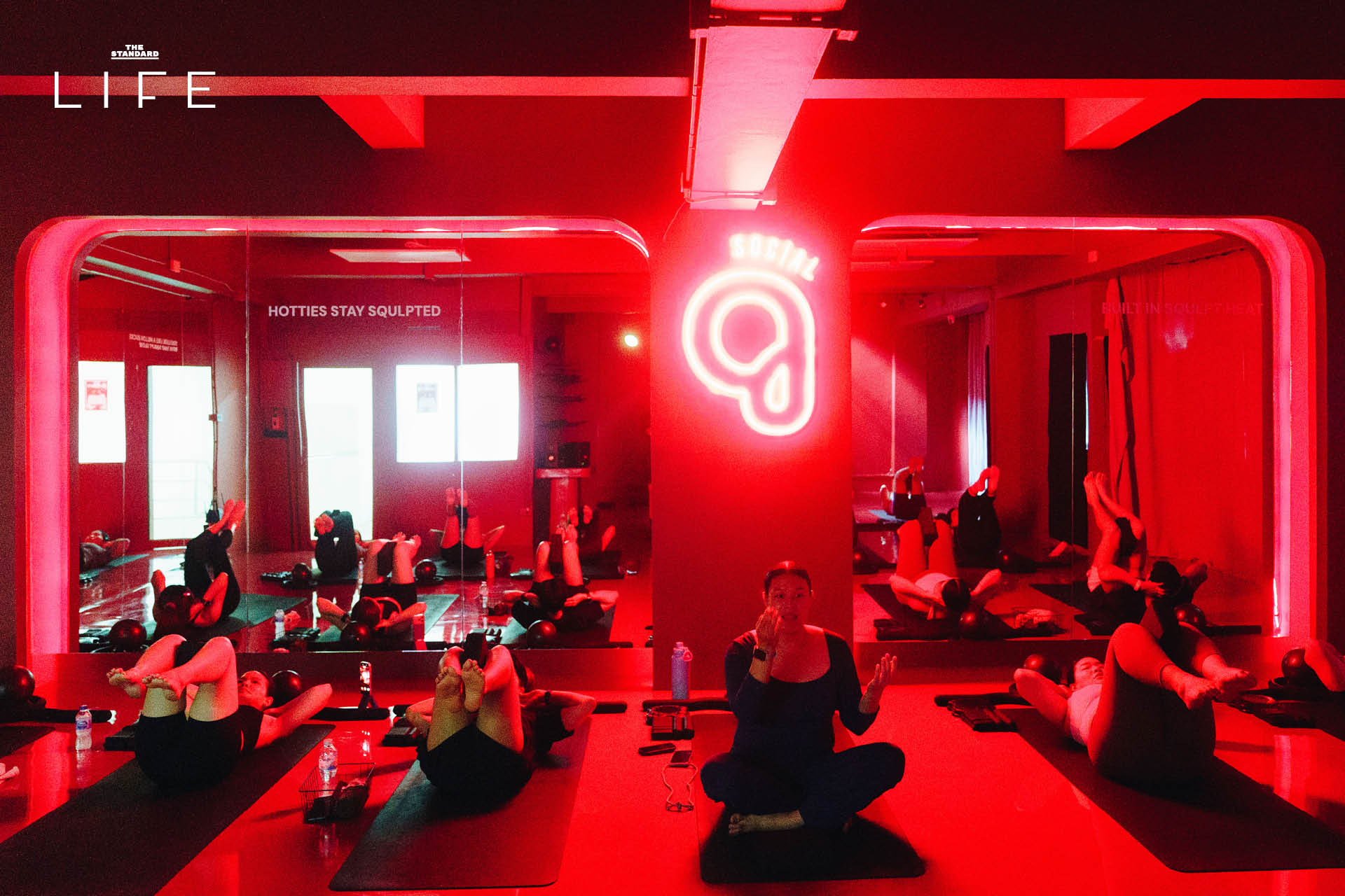 ภาพบรรยากาศในสตูดิโอ SQULPT SOCIAL ห้องสีแดงจัดจ้านสำหรับการออกกำลังกาย Mat Workout ด้วย Infrared Heat Therapy อุณหภูมิ 40 องศา 7