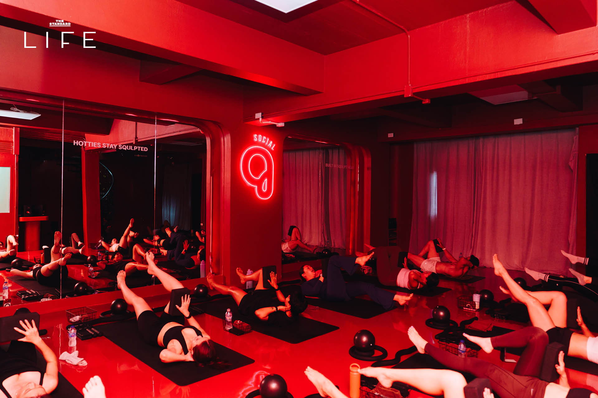 ภาพบรรยากาศในสตูดิโอ SQULPT SOCIAL ห้องสีแดงจัดจ้านสำหรับการออกกำลังกาย Mat Workout ด้วย Infrared Heat Therapy อุณหภูมิ 40 องศา 8