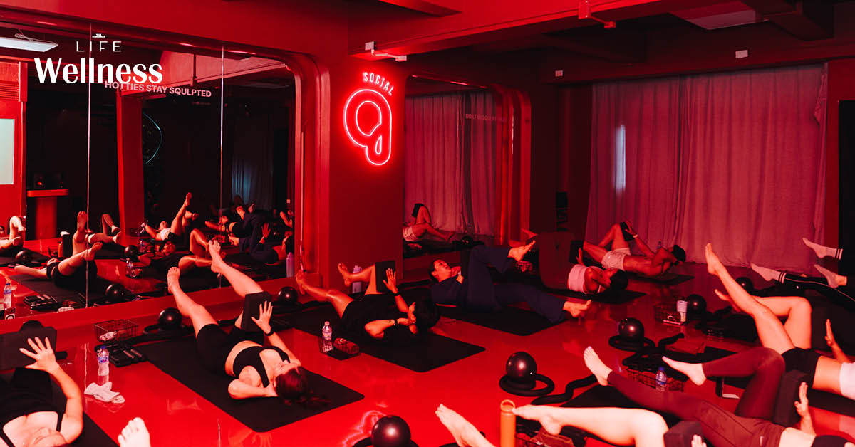 ภาพบรรยากาศในสตูดิโอ SQULPT SOCIAL ห้องสีแดงจัดจ้านสำหรับการออกกำลังกาย Mat Workout ด้วย Infrared Heat Therapy อุณหภูมิ 40 องศา