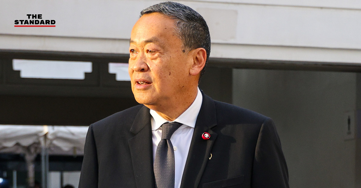 เศรษฐา ทวีสิน กำลังพูดในงานแถลงข่าว