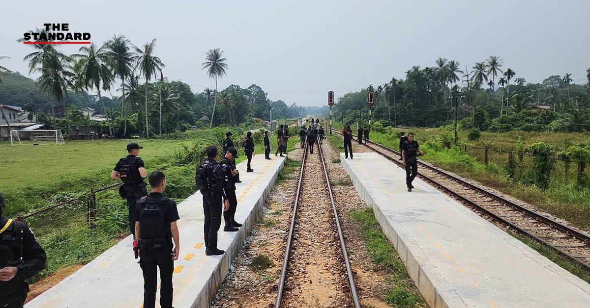 เจ้าหน้าที่การรถไฟฯ ตรวจสอบและซ่อมแซมรางรถไฟที่เสียหายจากเหตุระเบิด