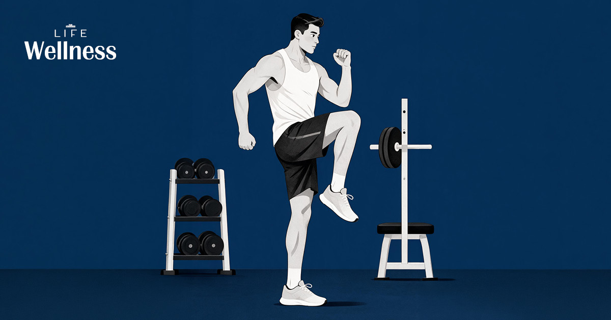 ภาพผู้หญิงกำลังออกกำลังกายแบบ Standing Cardio Core ในท่ายืน