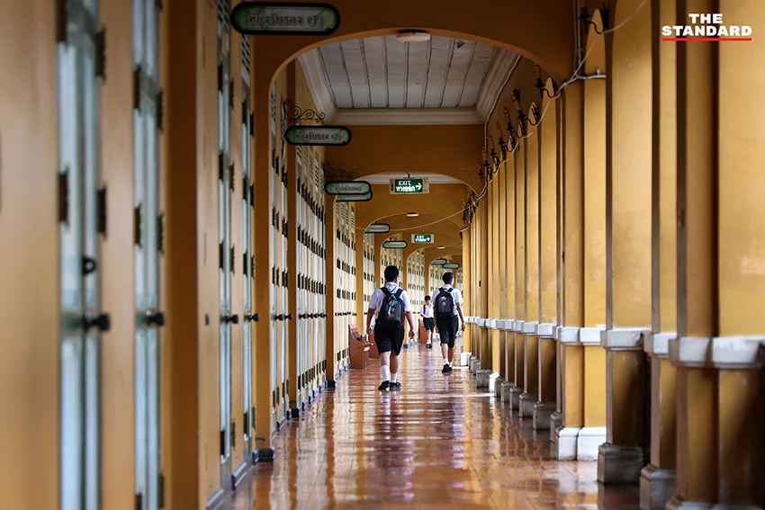 นักเรียนโรงเรียนสวนกุหลาบวิทยาลัยเดินผ่านจุดคัดกรองและเครื่องสแกนโลหะก่อนเข้าโรงเรียน 10