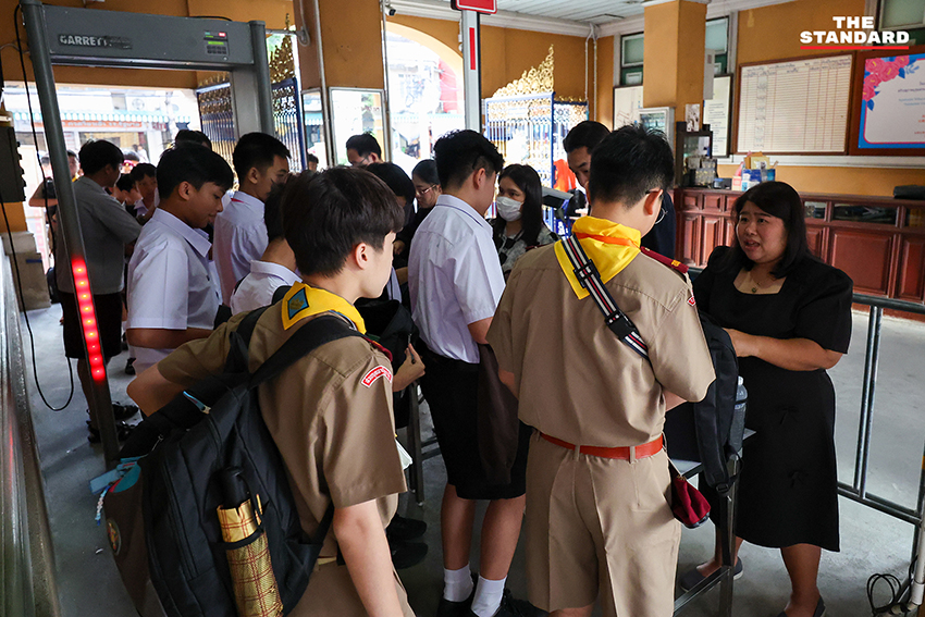 นักเรียนโรงเรียนสวนกุหลาบวิทยาลัยเดินผ่านจุดคัดกรองและเครื่องสแกนโลหะก่อนเข้าโรงเรียน 3