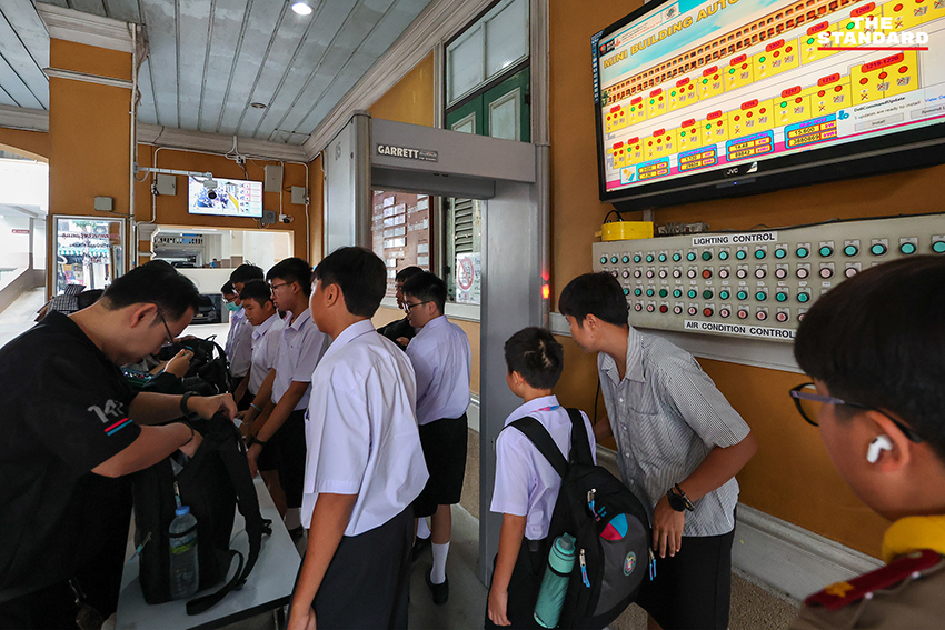 นักเรียนโรงเรียนสวนกุหลาบวิทยาลัยเดินผ่านจุดคัดกรองและเครื่องสแกนโลหะก่อนเข้าโรงเรียน 7