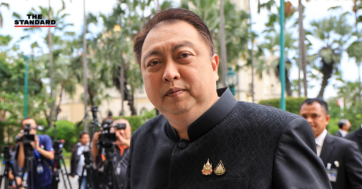 สุชาติ ชมกลิ่น รัฐมนตรีว่าการกระทรวงทรัพยากรธรรมชาติและสิ่งแวดล้อม ให้สัมภาษณ์สื่อมวลชน