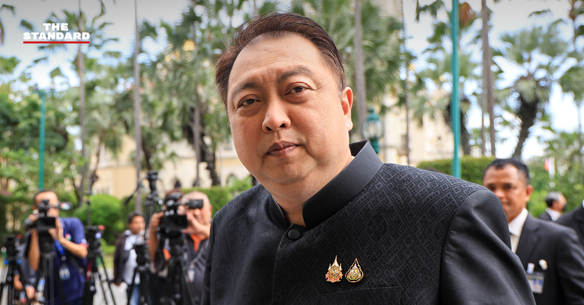 สุชาติ ชมกลิ่น รัฐมนตรีว่าการกระทรวงทรัพยากรธรรมชาติและสิ่งแวดล้อม กำลังให้สัมภาษณ์