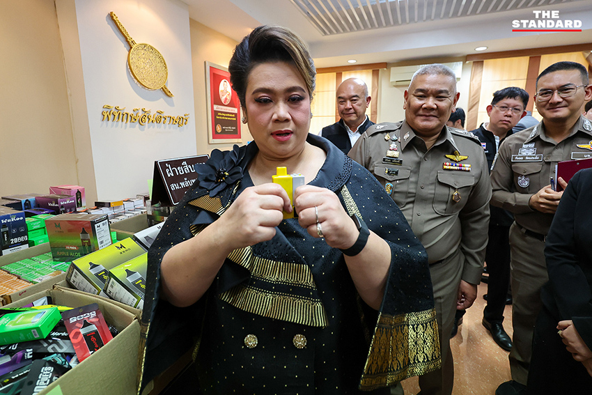 ศุภมาส อิศรภักดี รัฐมนตรีประจำสำนักนายกรัฐมนตรี แถลงข่าวผลการจับกุมบุหรี่ไฟฟ้าผิดกฎหมาย พร้อมของกลางและเจ้าหน้าที่ตำรวจ 1
