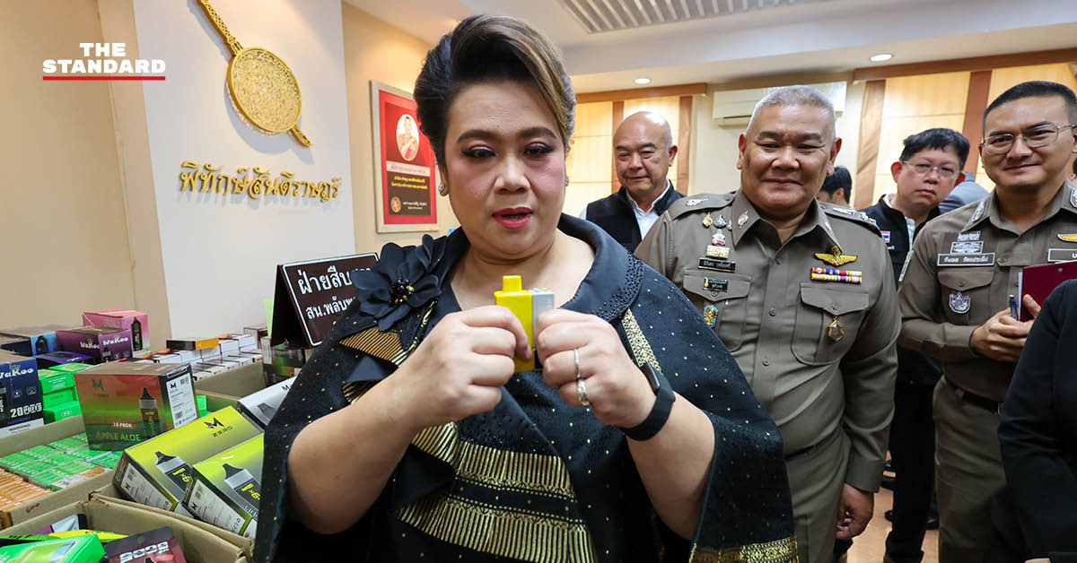 ศุภมาส อิศรภักดี รัฐมนตรีประจำสำนักนายกรัฐมนตรี แถลงข่าวผลการจับกุมบุหรี่ไฟฟ้าผิดกฎหมาย พร้อมของกลางและเจ้าหน้าที่ตำรวจ