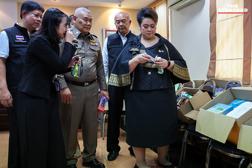 ศุภมาส อิศรภักดี รัฐมนตรีประจำสำนักนายกรัฐมนตรี แถลงข่าวผลการจับกุมบุหรี่ไฟฟ้าผิดกฎหมาย พร้อมของกลางและเจ้าหน้าที่ตำรวจ 5
