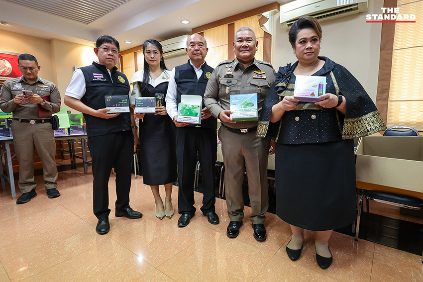 ศุภมาส อิศรภักดี รัฐมนตรีประจำสำนักนายกรัฐมนตรี แถลงข่าวผลการจับกุมบุหรี่ไฟฟ้าผิดกฎหมาย พร้อมของกลางและเจ้าหน้าที่ตำรวจ 9