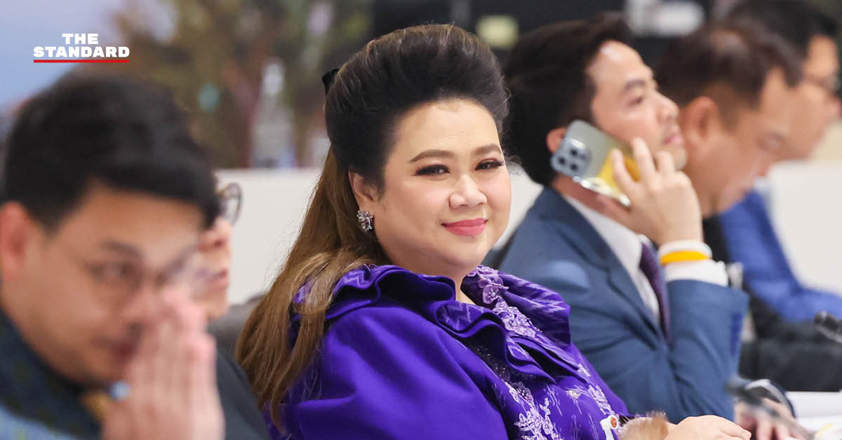 ศุภมาส อิศรภักดี รัฐมนตรีประจำสำนักนายกรัฐมนตรี กำลังให้สัมภาษณ์สื่อมวลชน