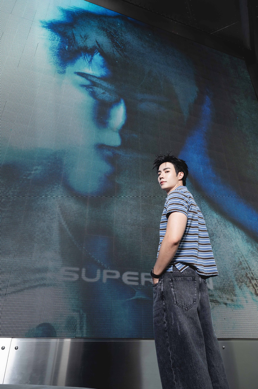 ซี พฤกษ์ ยืนอยู่ภายในป๊อบอัพสโตร์ SUPER SUN ที่ Siam Center 1