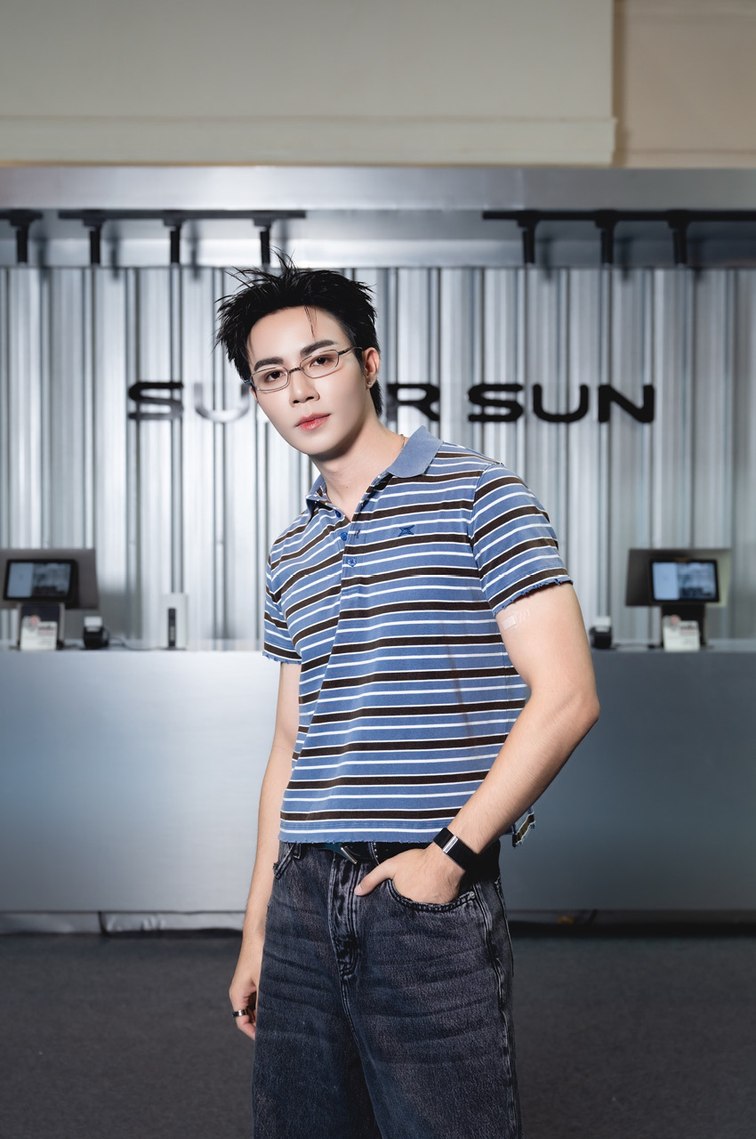 ซี พฤกษ์ ยืนอยู่ภายในป๊อบอัพสโตร์ SUPER SUN ที่ Siam Center 3