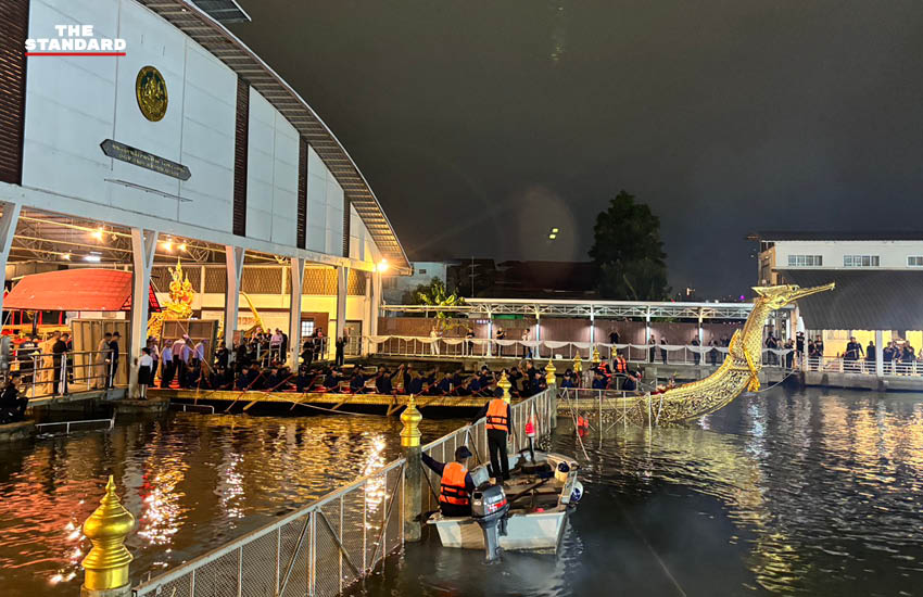 เรือพระที่นั่งสุพรรณหงส์กำลังถูกอัญเชิญลงน้ำเพื่อเตรียมซ้อมฝีพายสำหรับขบวนพยุหยาตราทางชลมารค 1