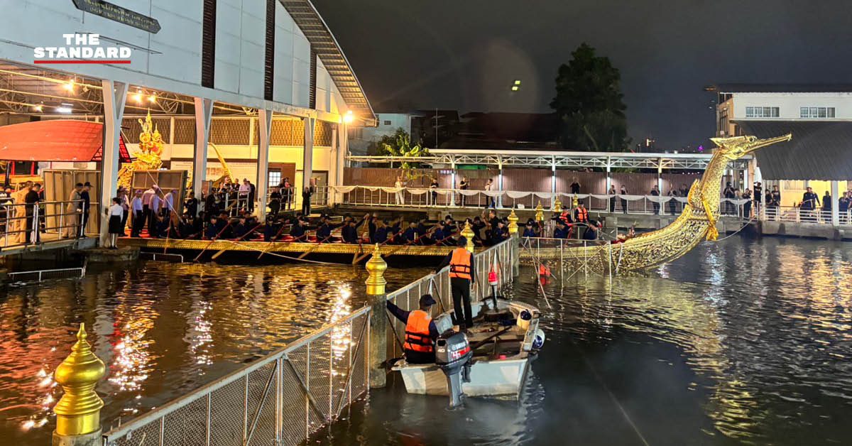 เรือพระที่นั่งสุพรรณหงส์กำลังถูกอัญเชิญลงน้ำเพื่อเตรียมซ้อมฝีพายสำหรับขบวนพยุหยาตราทางชลมารค