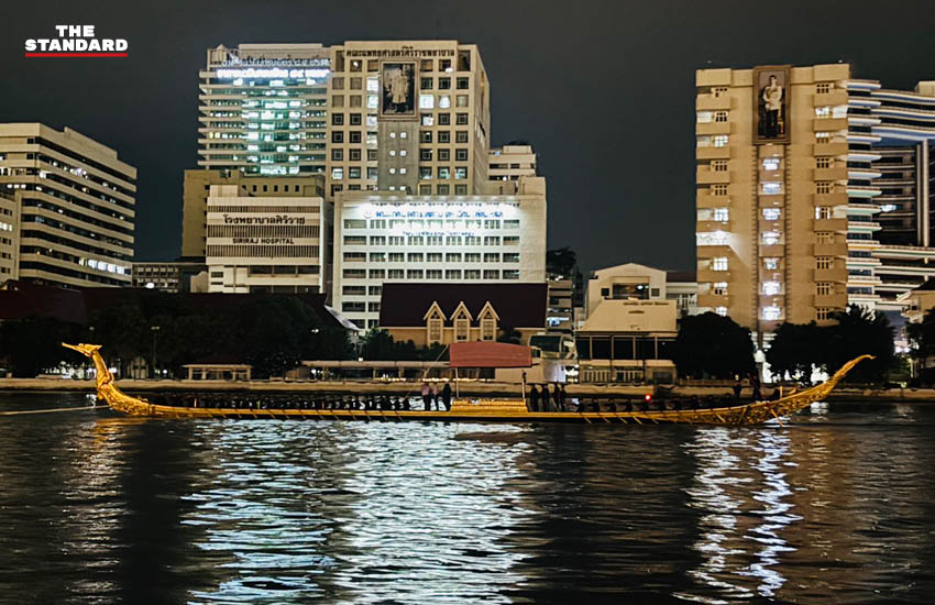 เรือพระที่นั่งสุพรรณหงส์กำลังถูกอัญเชิญลงน้ำเพื่อเตรียมซ้อมฝีพายสำหรับขบวนพยุหยาตราทางชลมารค 2