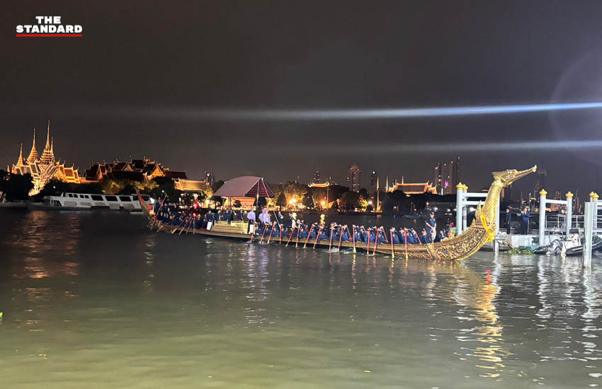 เรือพระที่นั่งสุพรรณหงส์กำลังถูกอัญเชิญลงน้ำเพื่อเตรียมซ้อมฝีพายสำหรับขบวนพยุหยาตราทางชลมารค 3