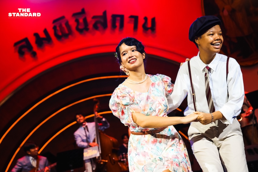 ภาพผู้คนกำลังเต้นสวิงแดนซ์ในงาน ‘Swing in the Park’ ที่อาคารลุมพินีสถาน สวนลุมพินี 10