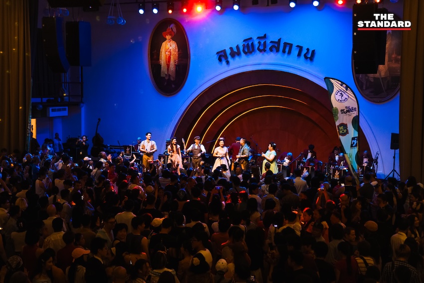 ภาพผู้คนกำลังเต้นสวิงแดนซ์ในงาน ‘Swing in the Park’ ที่อาคารลุมพินีสถาน สวนลุมพินี 16