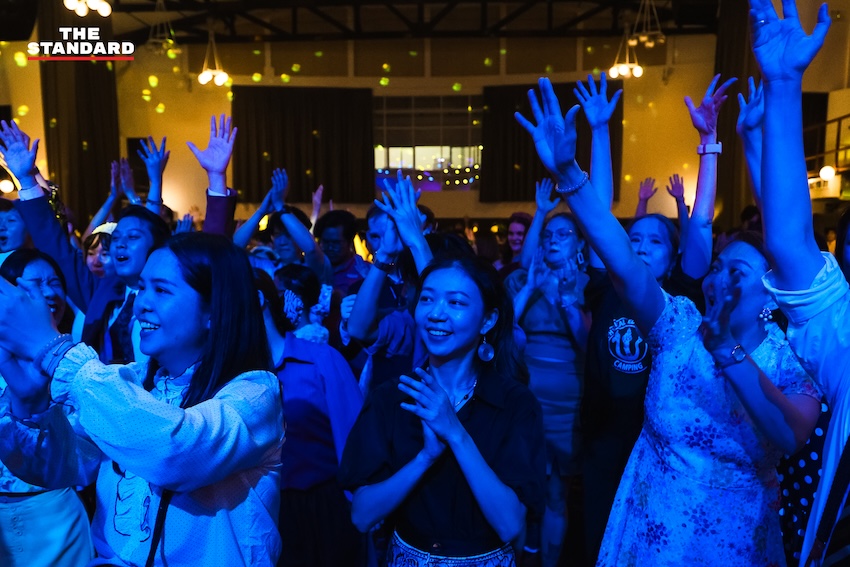 ภาพผู้คนกำลังเต้นสวิงแดนซ์ในงาน ‘Swing in the Park’ ที่อาคารลุมพินีสถาน สวนลุมพินี 18