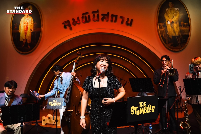 ภาพผู้คนกำลังเต้นสวิงแดนซ์ในงาน ‘Swing in the Park’ ที่อาคารลุมพินีสถาน สวนลุมพินี 2